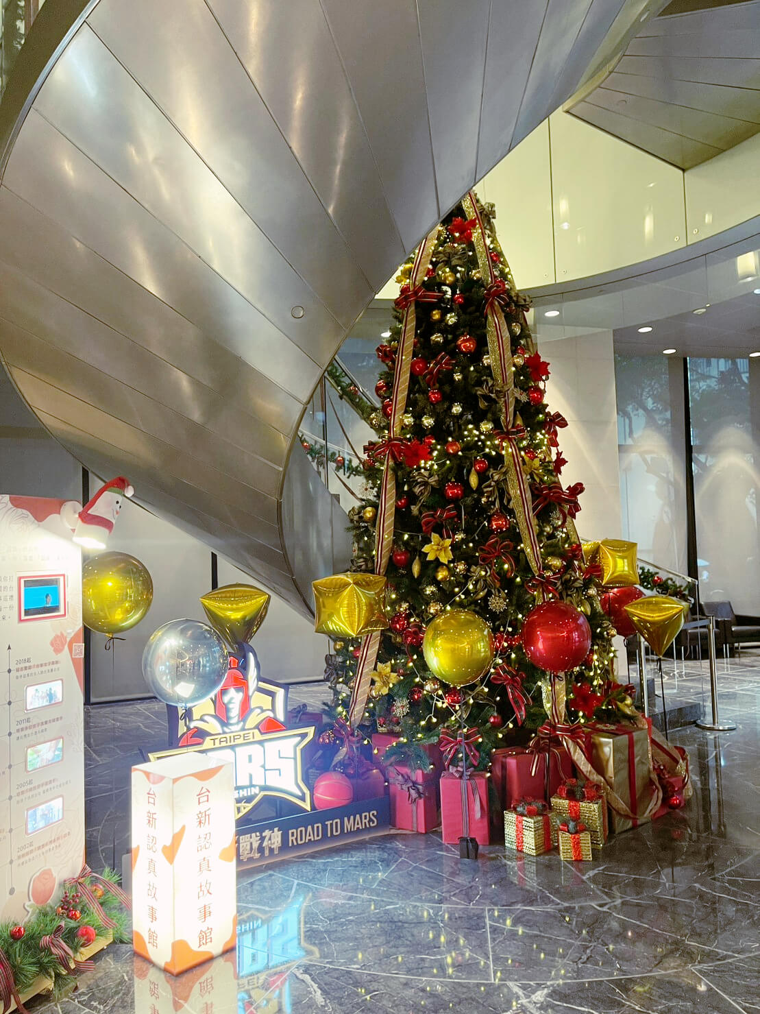仁愛圓環台新金控大樓聖誕節布置