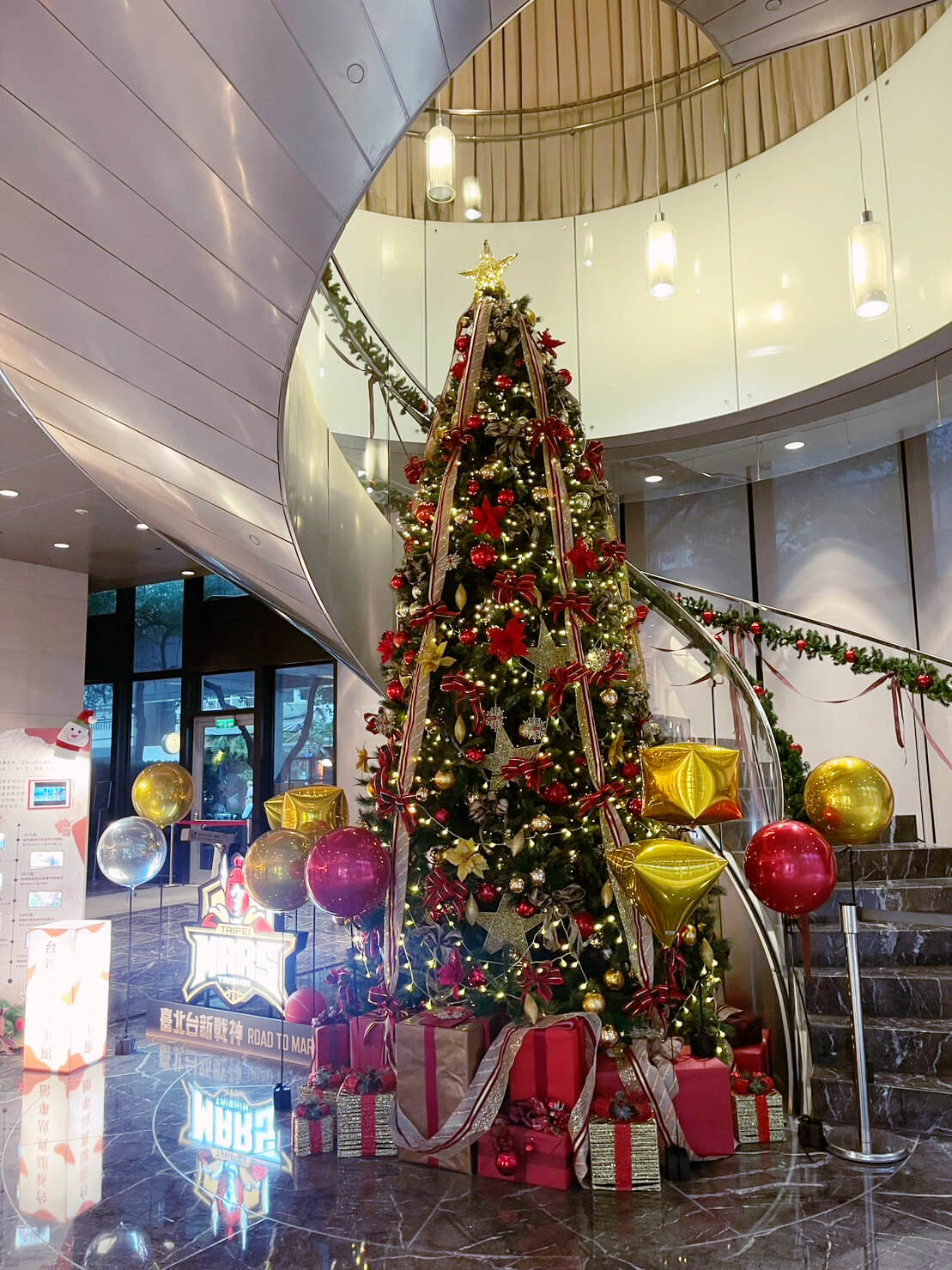 仁愛圓環台新金控大樓聖誕節布置