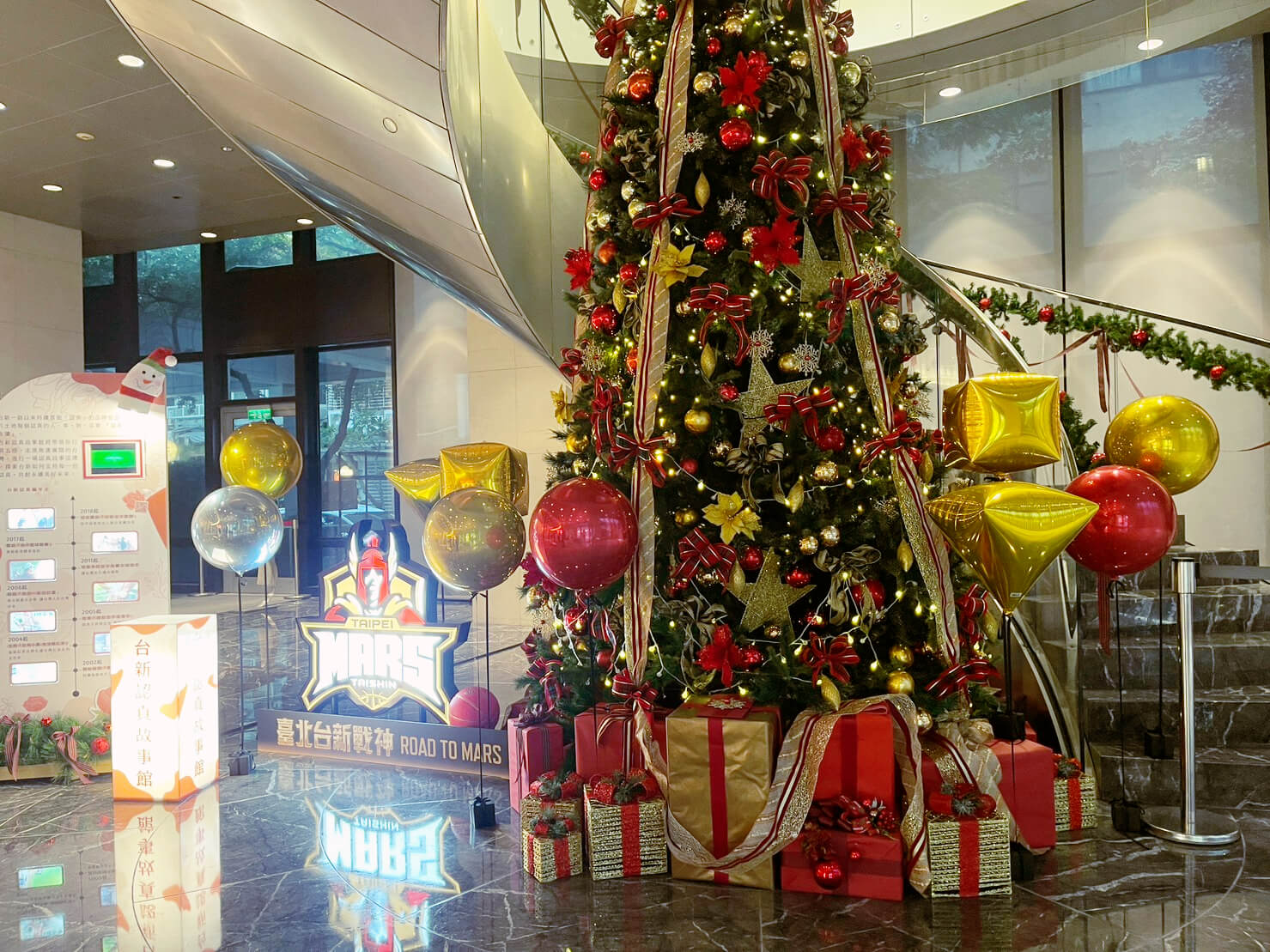 仁愛圓環台新金控大樓聖誕節布置