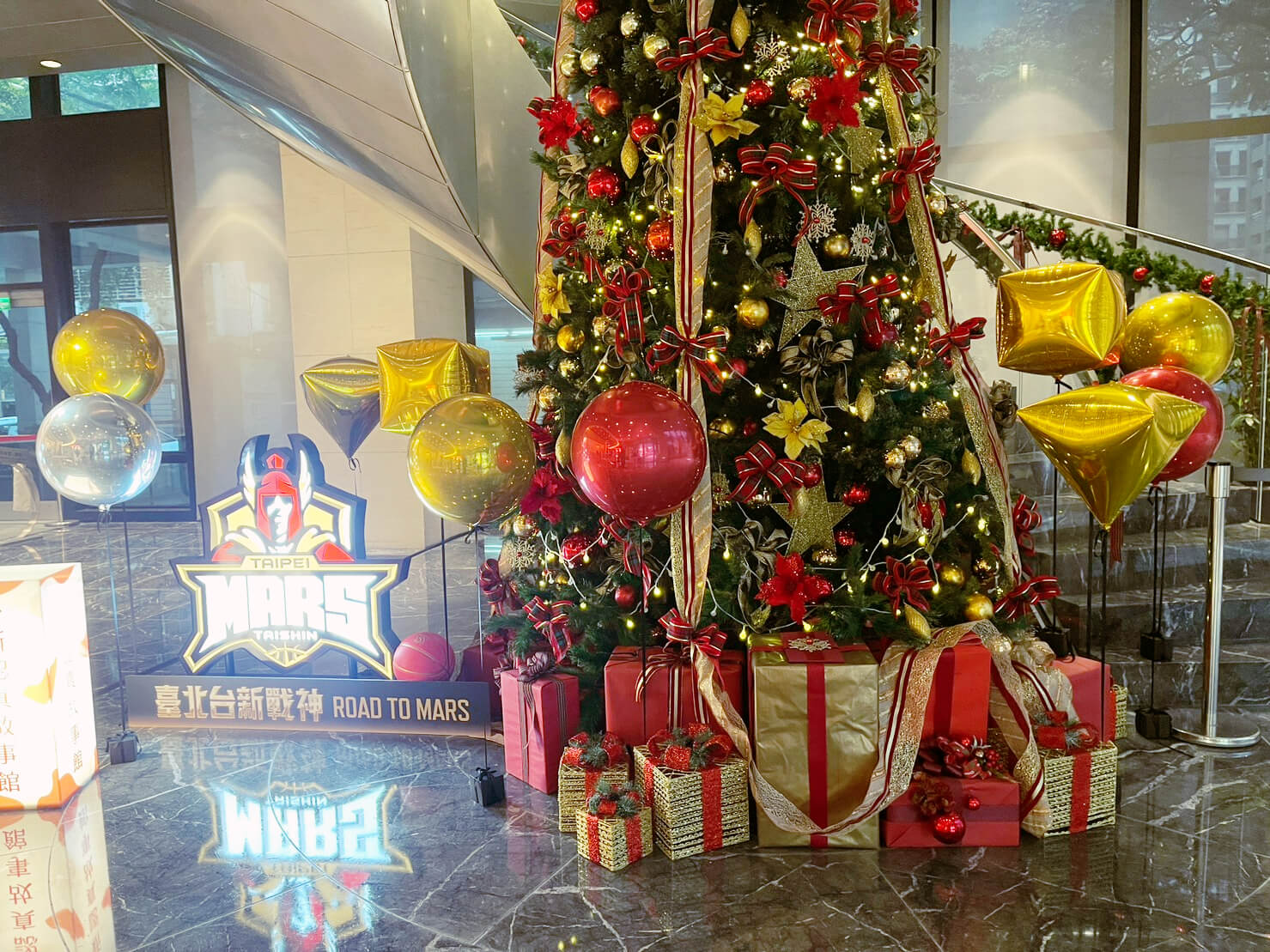 仁愛圓環台新金控大樓聖誕節布置