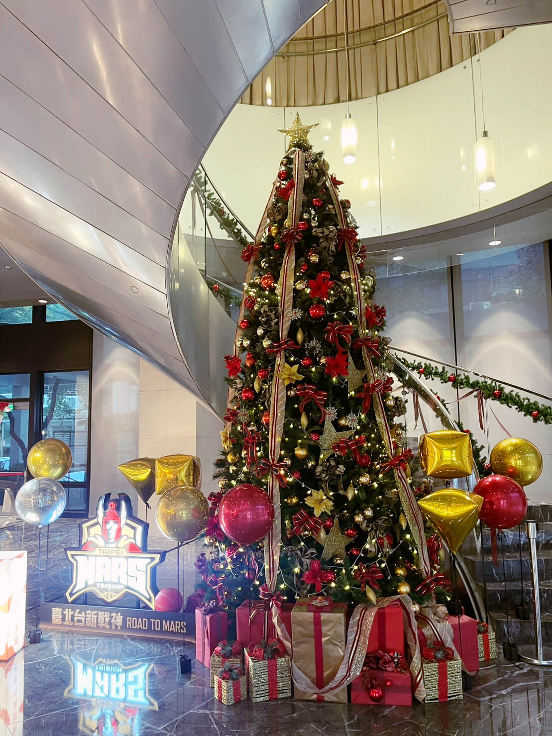 仁愛圓環台新金控大樓聖誕節布置