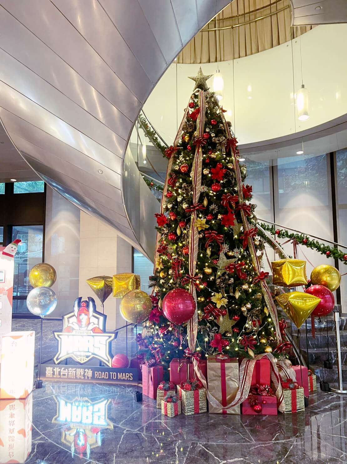 仁愛圓環台新金控大樓聖誕節布置