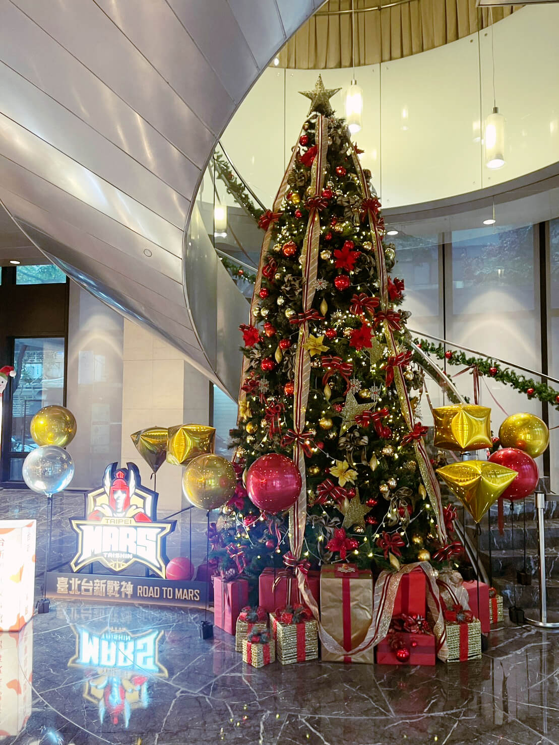 仁愛圓環台新金控大樓聖誕節布置